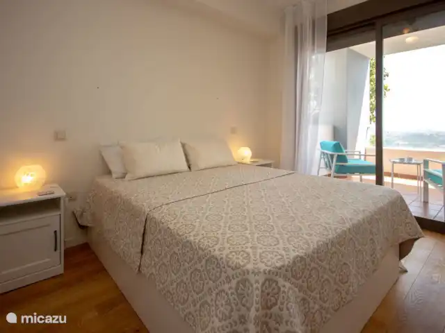 La Cala de Mijas | Espagne, Costa del Sol, La Cala de Mijas - appartement Chambre principale avec porte donnant sur la véranda