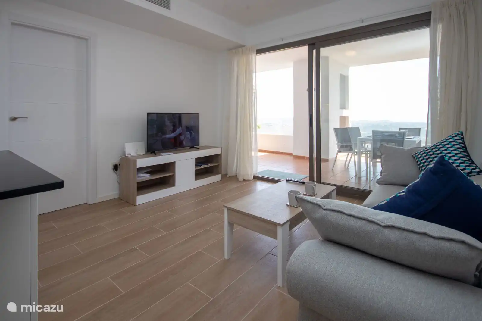 Sala de estar y vista a una enorme terraza