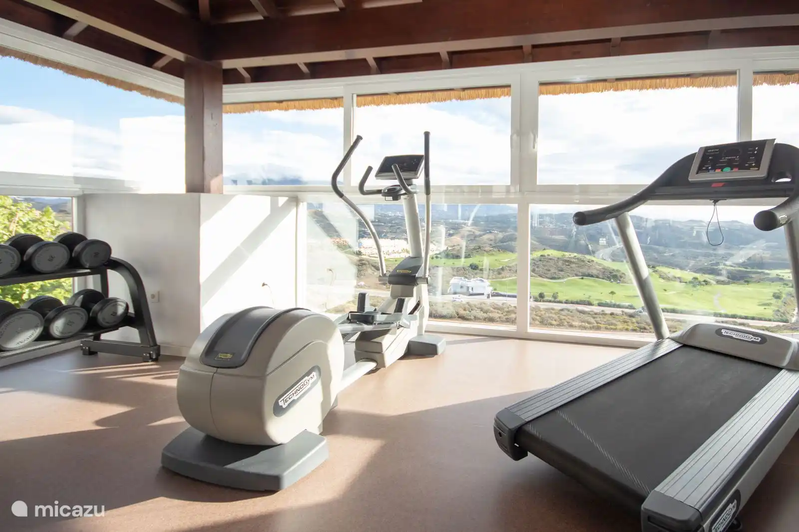 Gimnasio con vistas al valle y al campo de golf