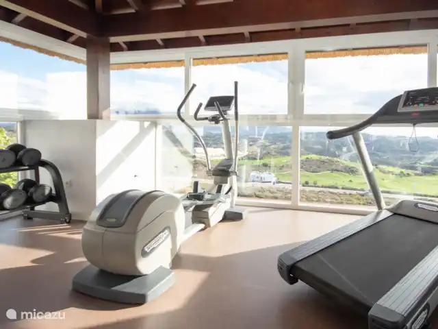 La Cala de Mijas | Espagne, Costa del Sol, La Cala de Mijas - appartement Salle de sport avec vue sur la vallée et le terrain de golf