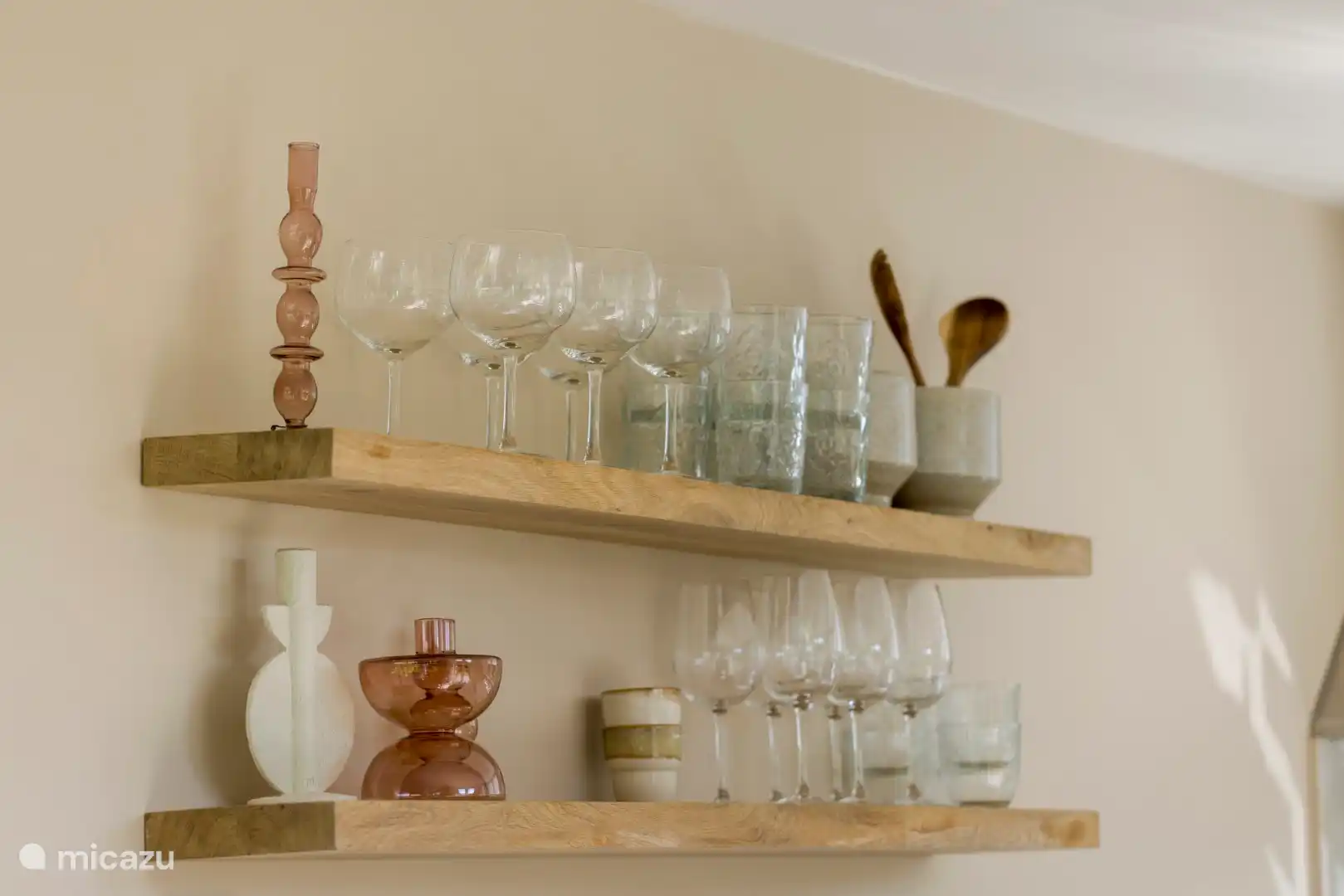 Ausreichend Gläser und Geschirr