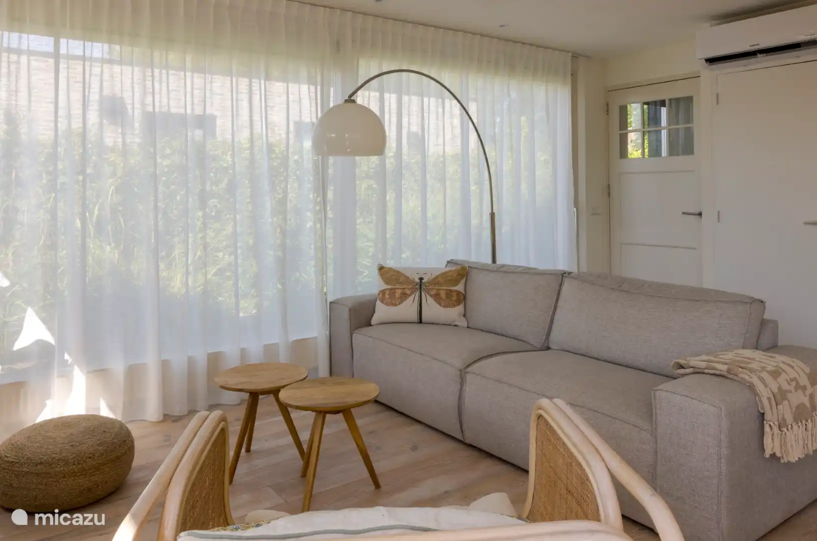 Bequemes Sofa im Wohnzimmer