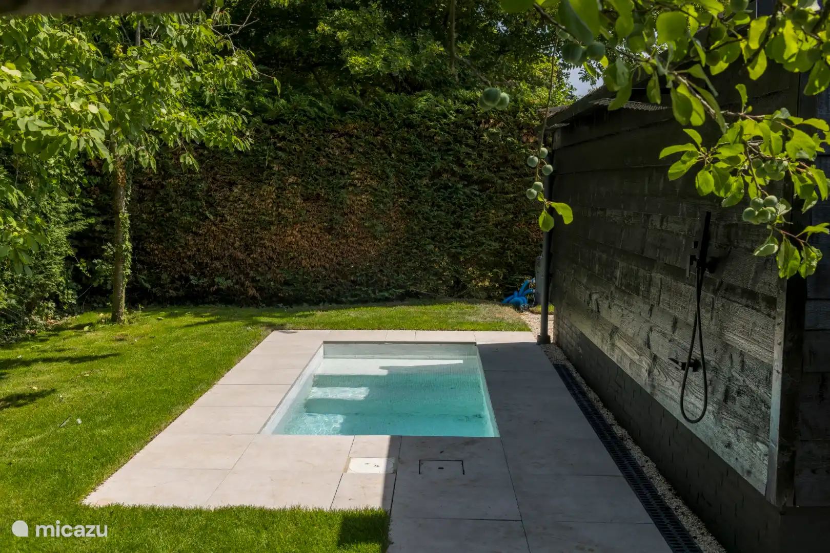 Das Tauchbecken! 1,5 x 3 Meter mit einem Abschnitt zum Sitzen. 