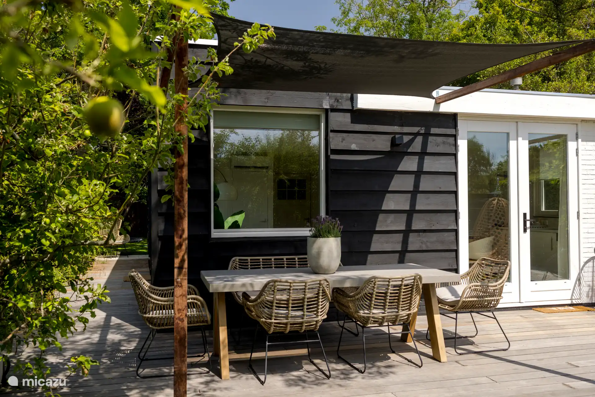 Essbereich vor dem Haus