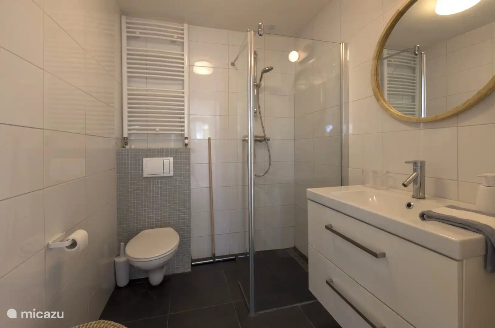 Badezimmer mit Dusche