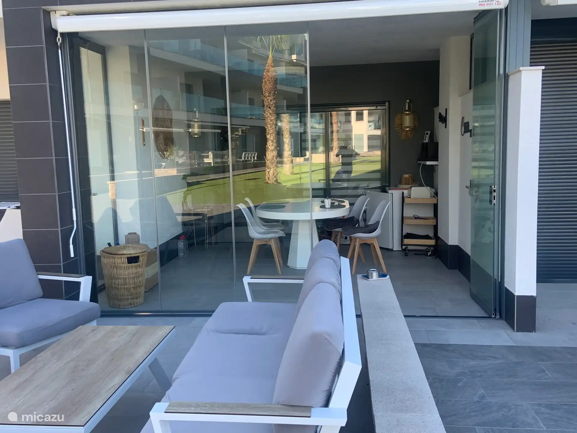 Terrasse mit Glaswand