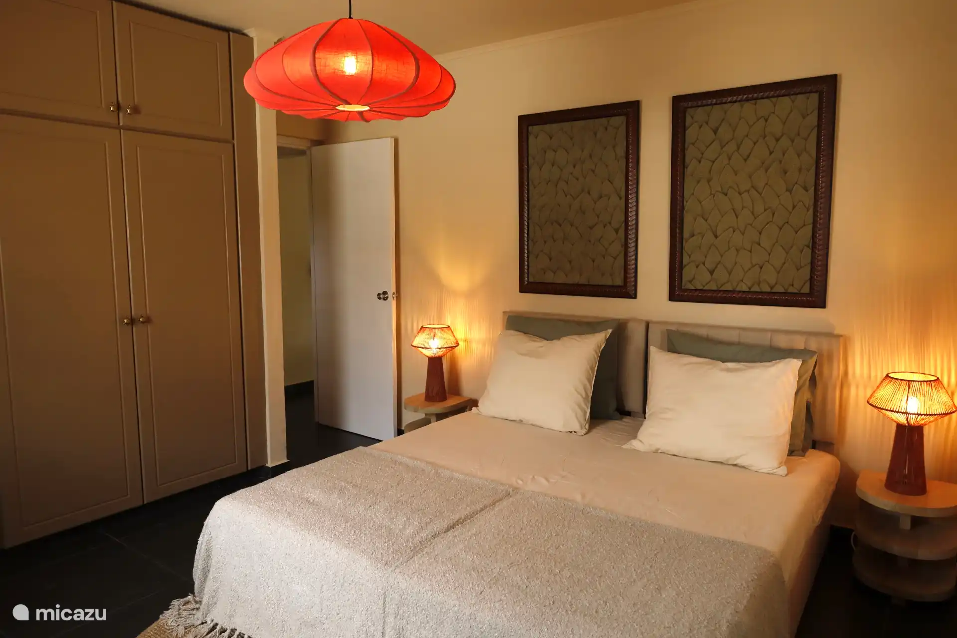 Acogedor dormitorio con cómodas camas, iluminación cálida y espacio de almacenamiento. Descanse tranquilo después de un día soleado.