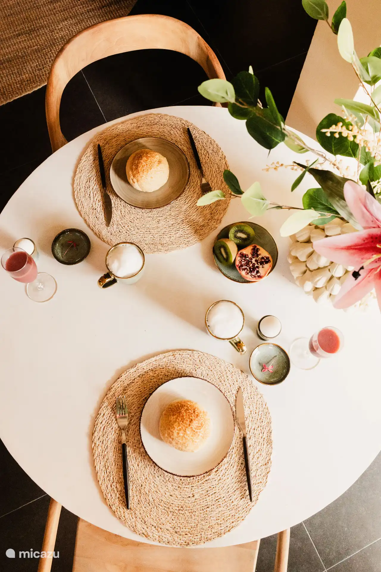 Comience el día fresco con frutas tropicales, pan fresco y capuchino cubiertos con amor bajo el suave sol de la mañana.