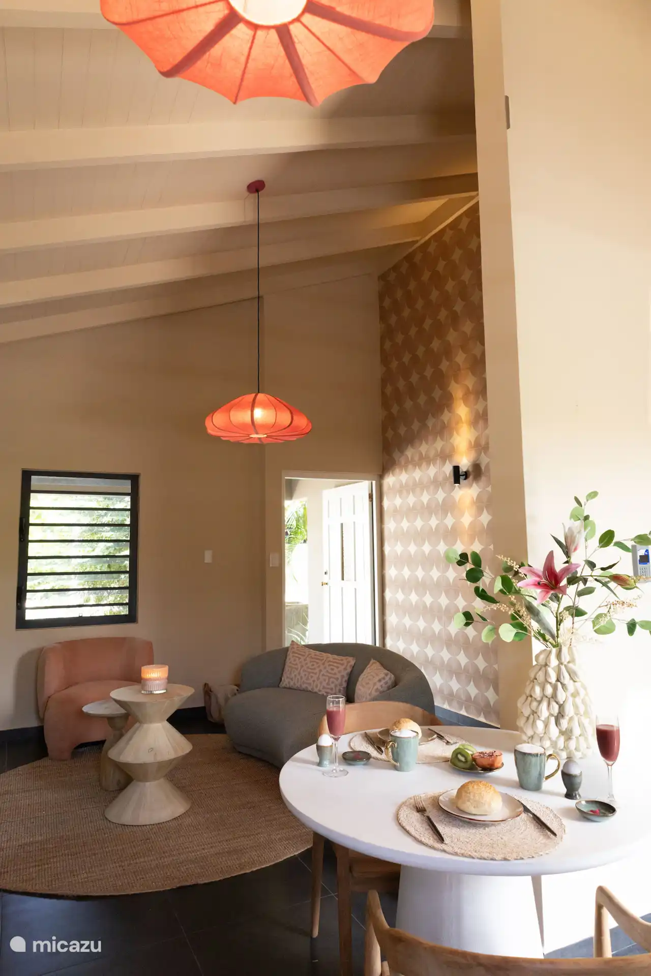 Casa Kolo Kolo tiene una elegante sala de estar, un comedor acogedor y un ambiente soleado. Aquí tu día comienza con paz, color y comodidad.