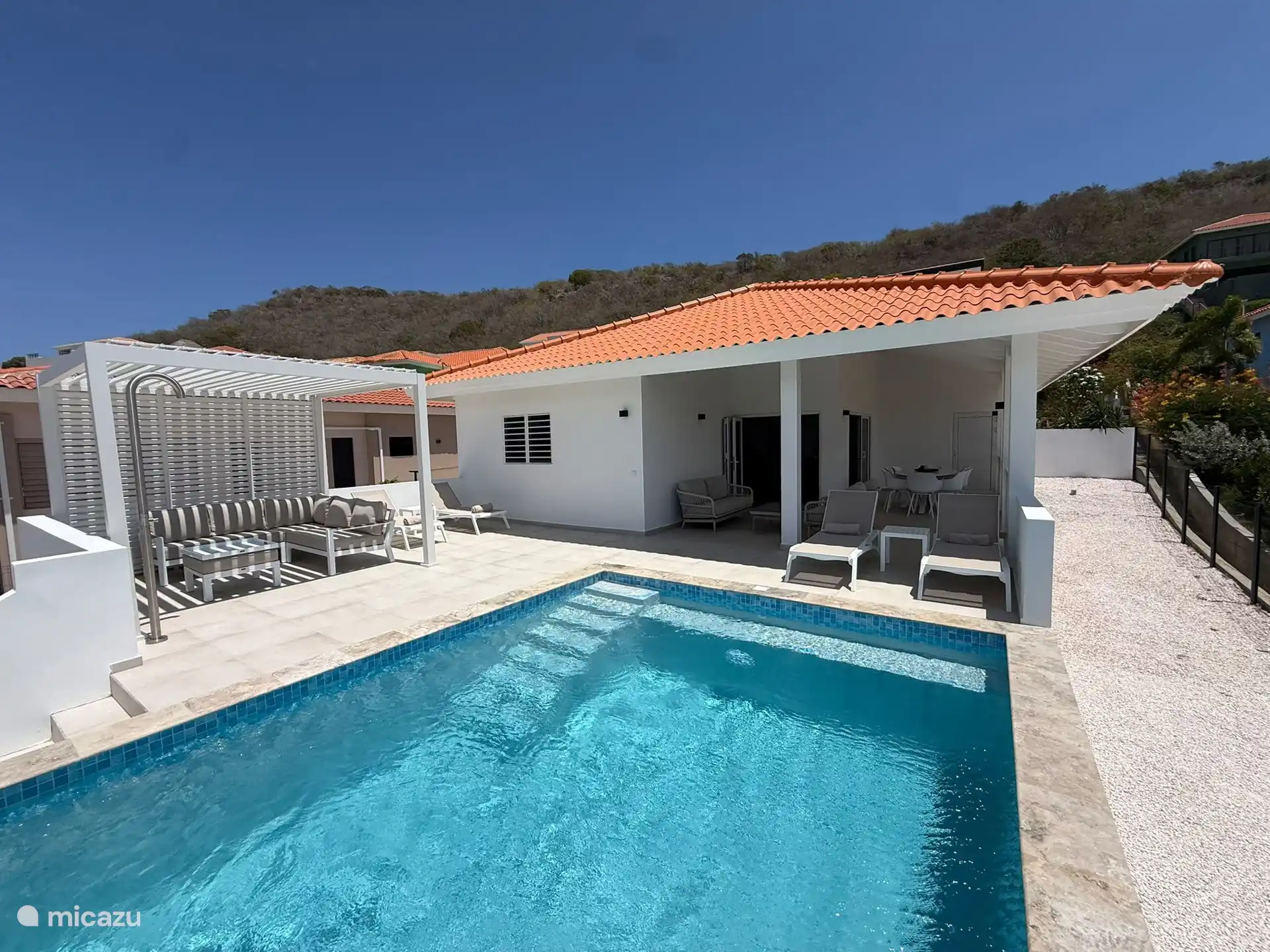 Wunderschöne Poolterrasse mit Komfort
