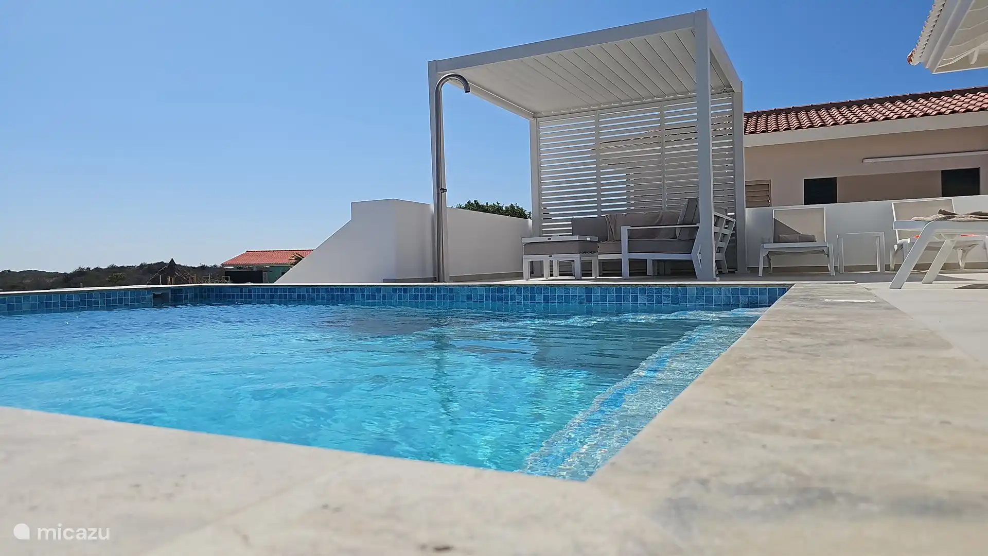 Genieße die Aussicht auf dem Pooldeck unter dem Baldachin
