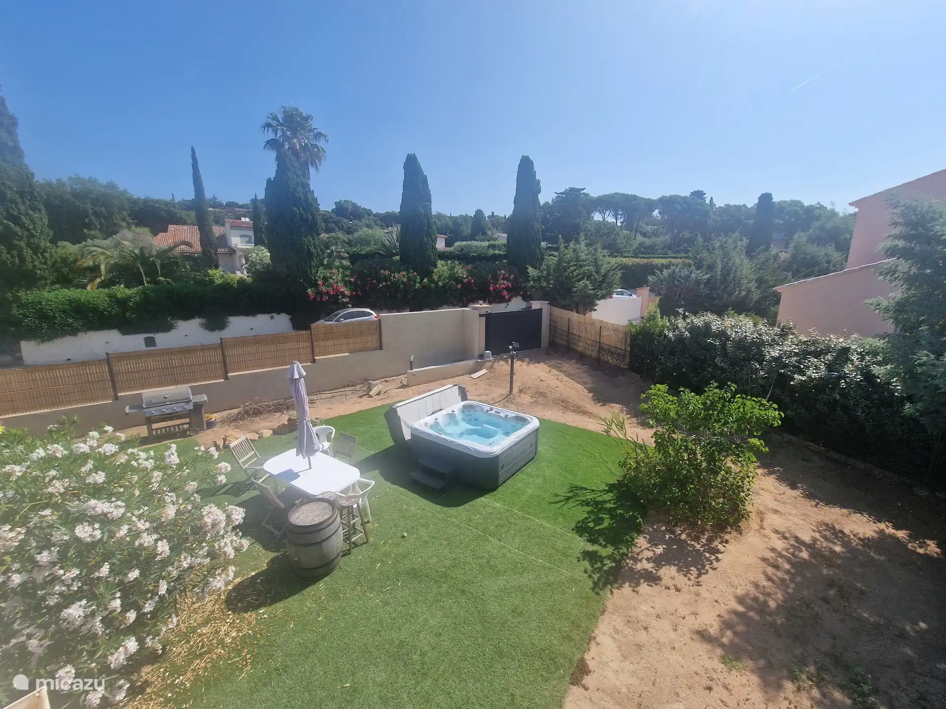 Privater Gartenbereich mit Blick vom Balkon