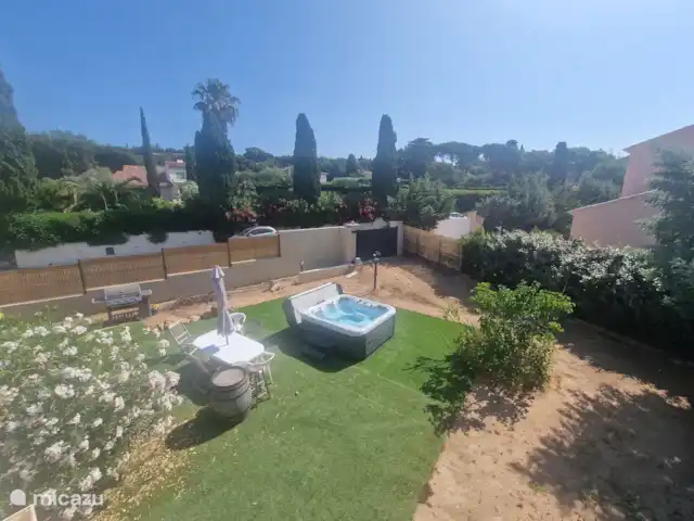 appartement huren in Frankrijk, Côte d´Azur, Grimaud – Appartement Elomarisa Privé tuin gedeelte met uitzicht vanaf balkon