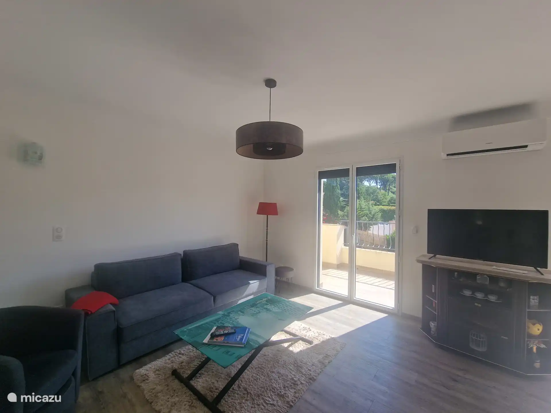 Wohnzimmer mit Sitzecke und TV