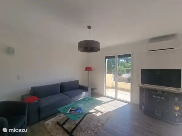 appartement huren in Frankrijk, Côte d´Azur, Grimaud – Appartement Elomarisa Woonkamer met zithoek en TV
