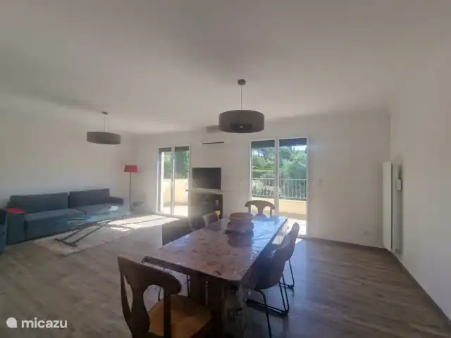 appartement huren in Frankrijk, Côte d´Azur, Grimaud – Appartement Elomarisa Woonkamer met zitbank, TV en eethoek en airco