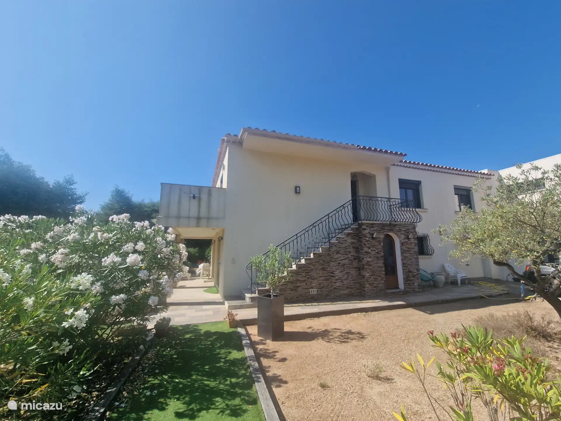 Seitenfassade mit Eingang im 1. OG über die Treppe erreichbar