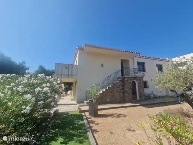 appartement huren in Frankrijk, Côte d´Azur, Grimaud – Appartement Elomarisa Zijgevel met ingang op 1e etage bereikbaar via de trap
