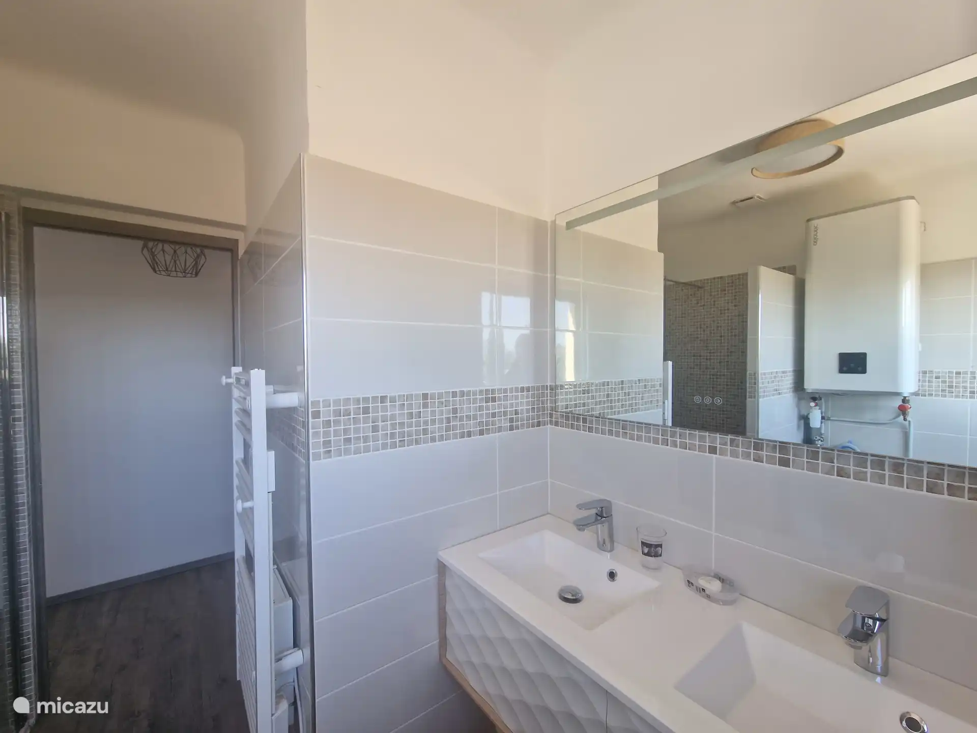 Komplettes Badezimmer mit Waschmaschine, Dusche, Doppelwaschbecken