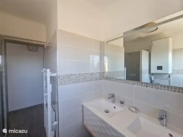 appartement huren in Frankrijk, Côte d´Azur, Grimaud – Appartement Elomarisa Complete badkamer met wasmachine, douche, dubbele wastafel