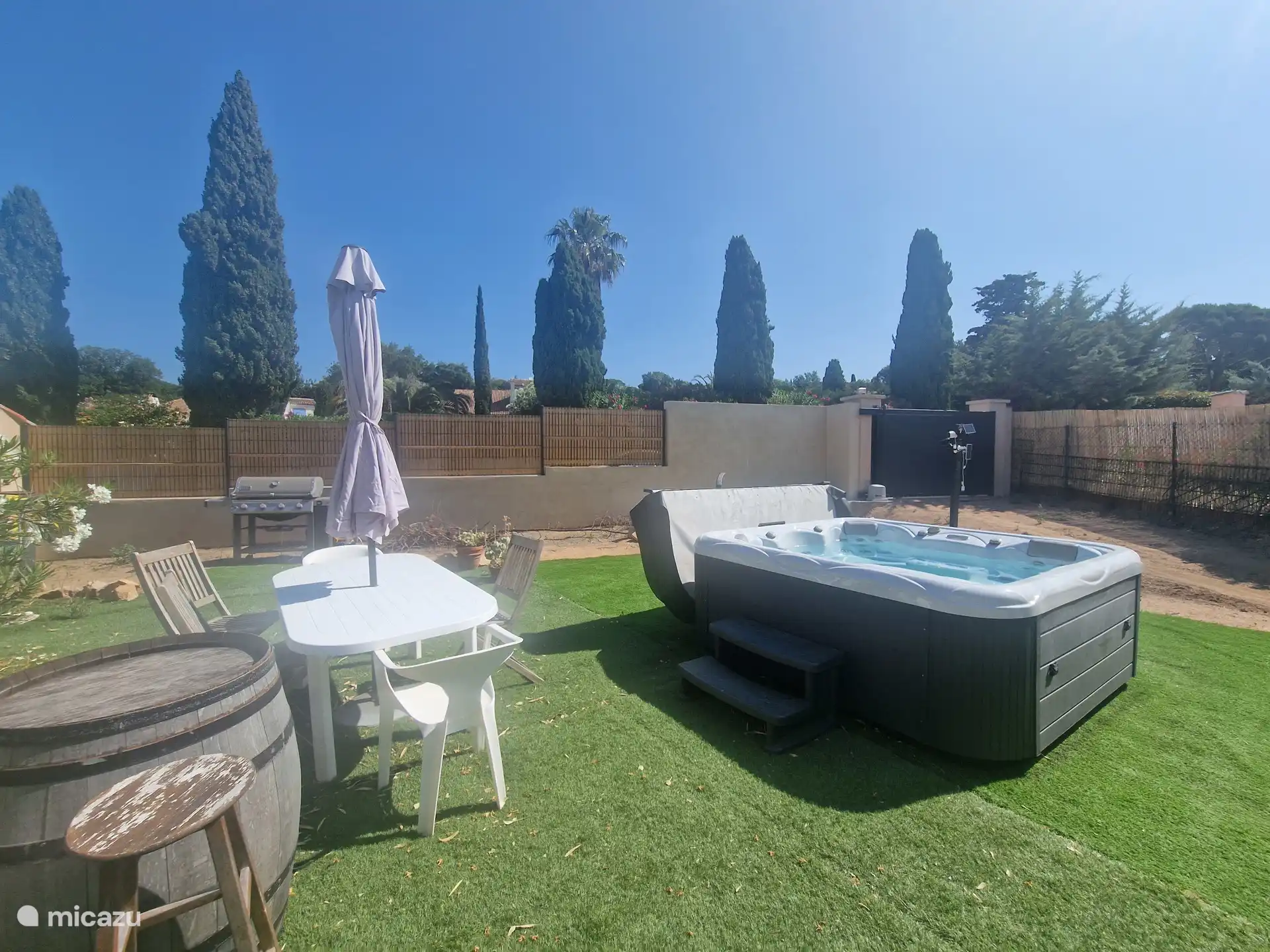 Schöner Garten mit Whirlpool, Esstisch und Gasgrill