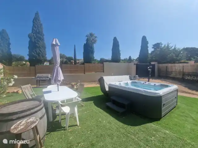 appartement huren in Frankrijk, Côte d´Azur, Grimaud – Appartement Elomarisa Heerlijke tuin met jacuzzi, eettafel en gasbarbecue