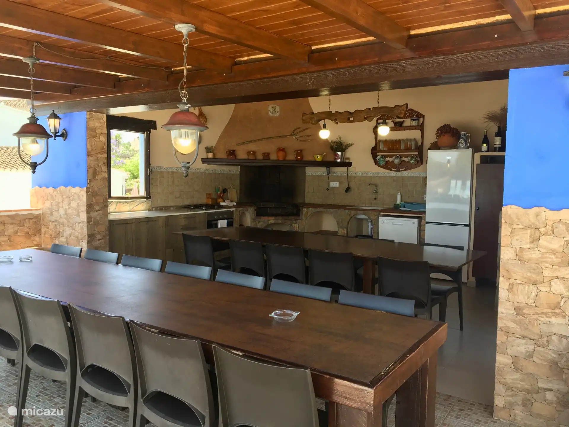 Außenküche und Grillplatz