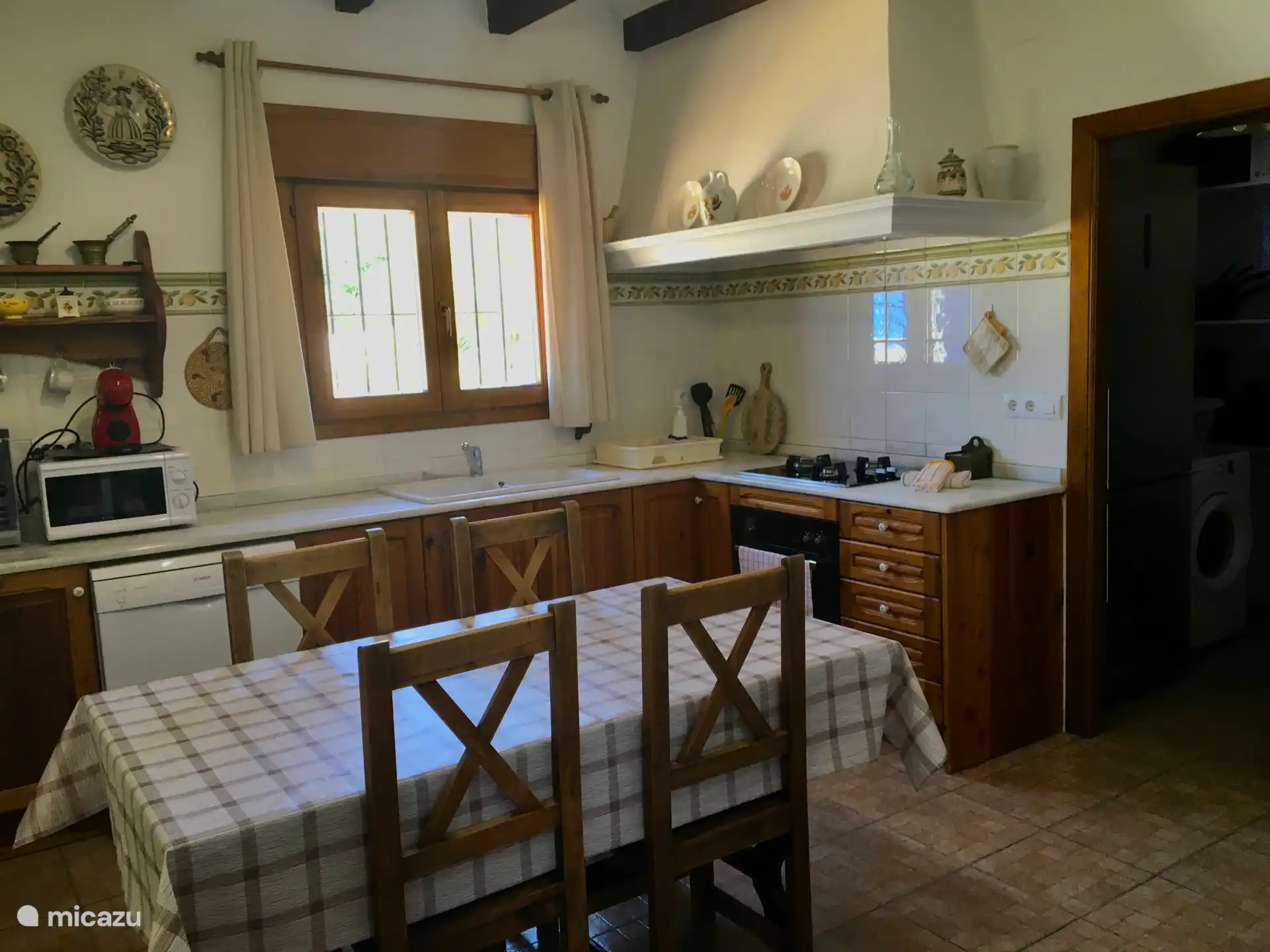 Voll ausgestattete Innenküche und Waschküche