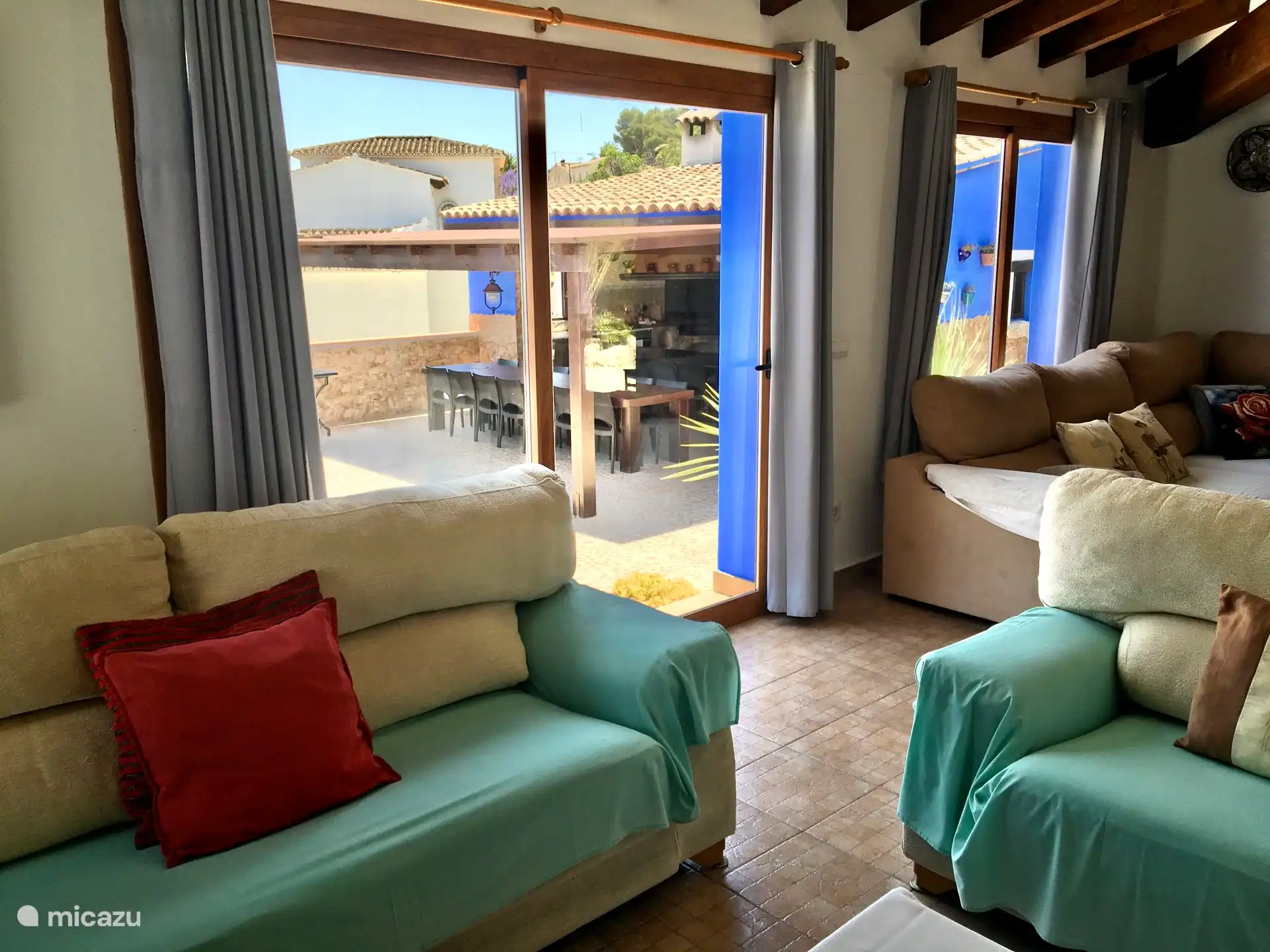 Wohnzimmer mit mehreren Sofas und großen Schiebetüren