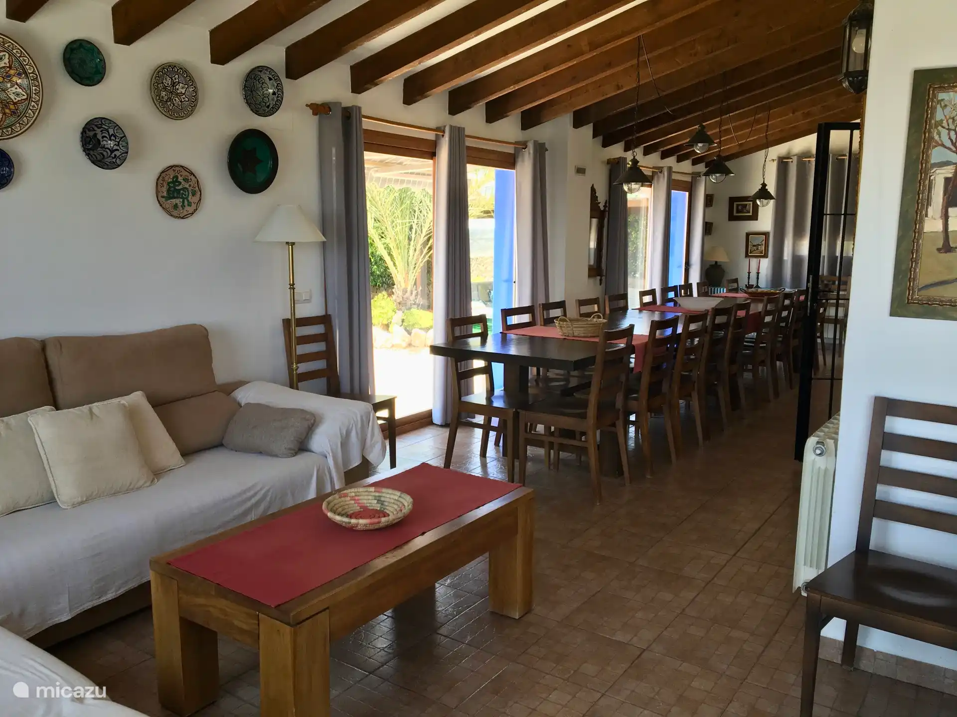 Geräumiges Wohnzimmer und viele Orte zum gemeinsamen Essen