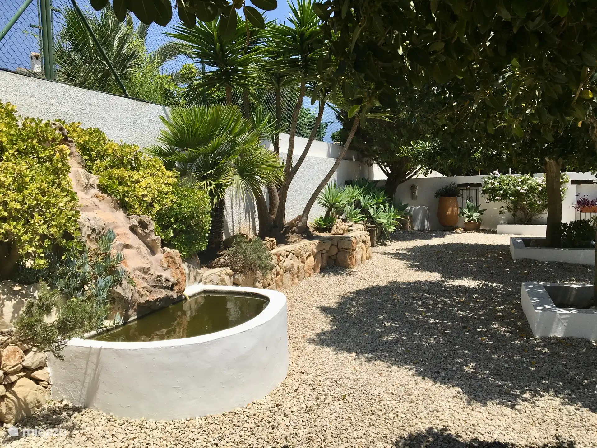 Das gesamte Anwesen ist von einem schönen Garten umgeben