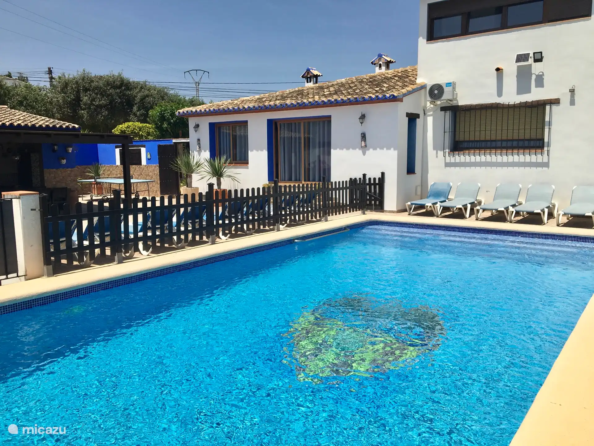 Schwimmbad mit Liegestühlen