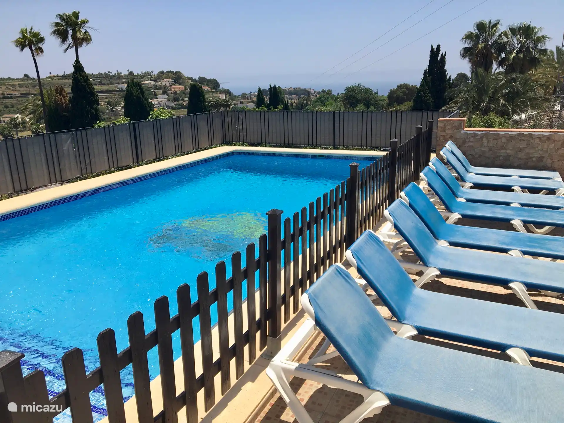 Geräumiger Pool mit schöner Aussicht