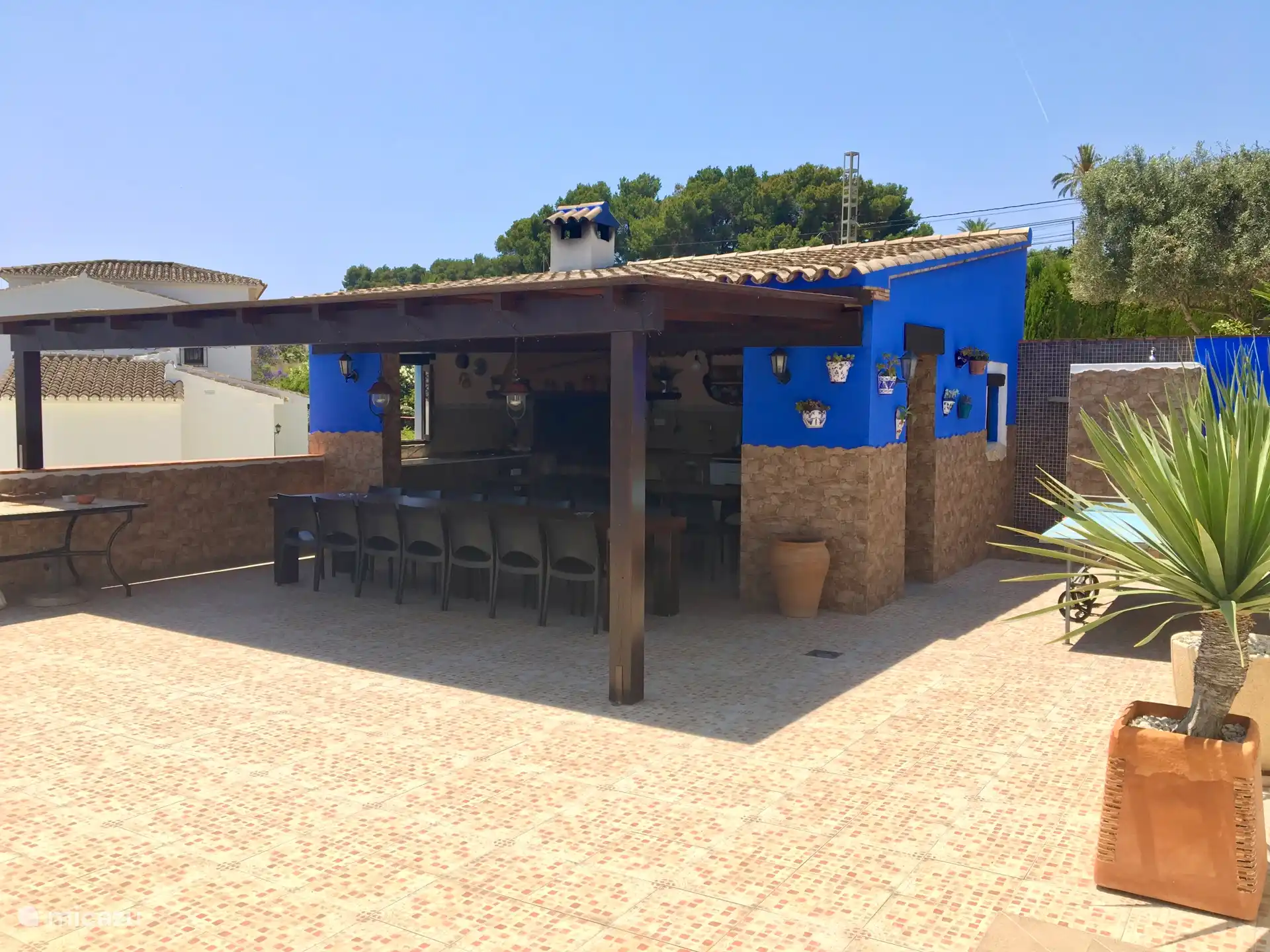 Geräumiger Essbereich im Freien