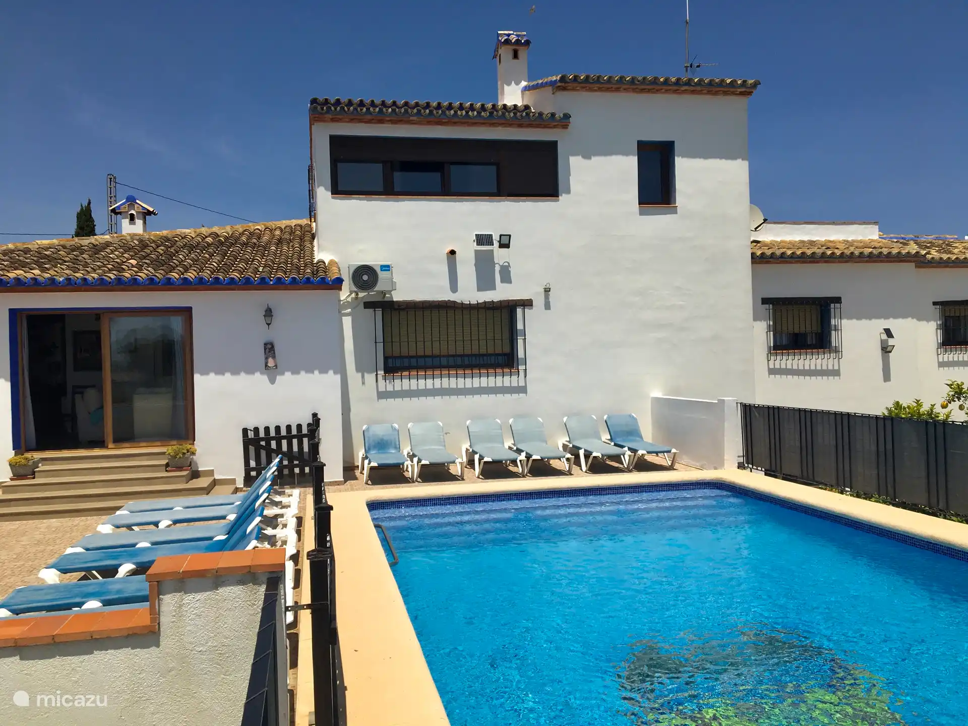 Erfrischendes Schwimmbad mit vielen Sonnenliegen