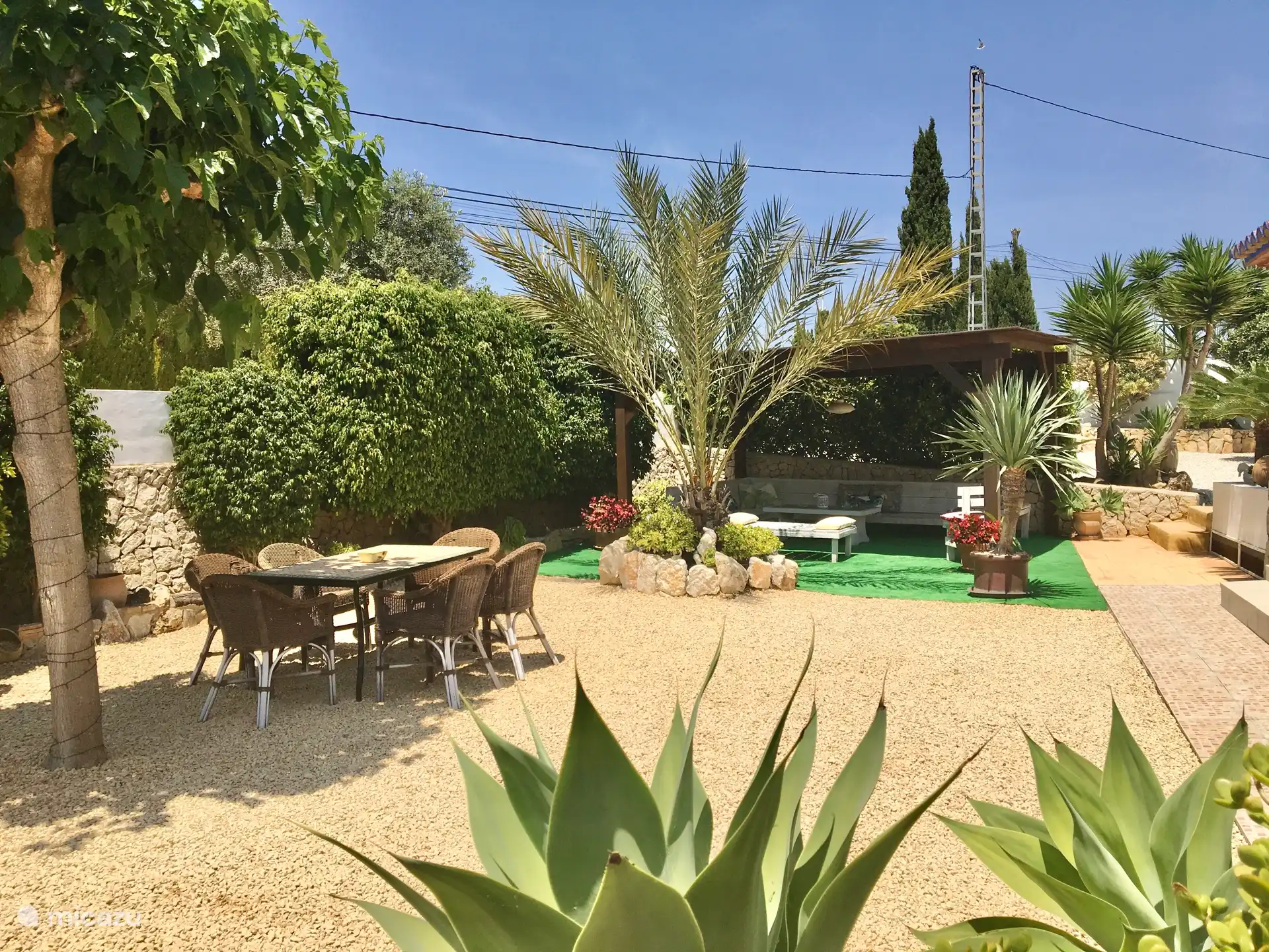 Viele schattige Sitzgelegenheiten