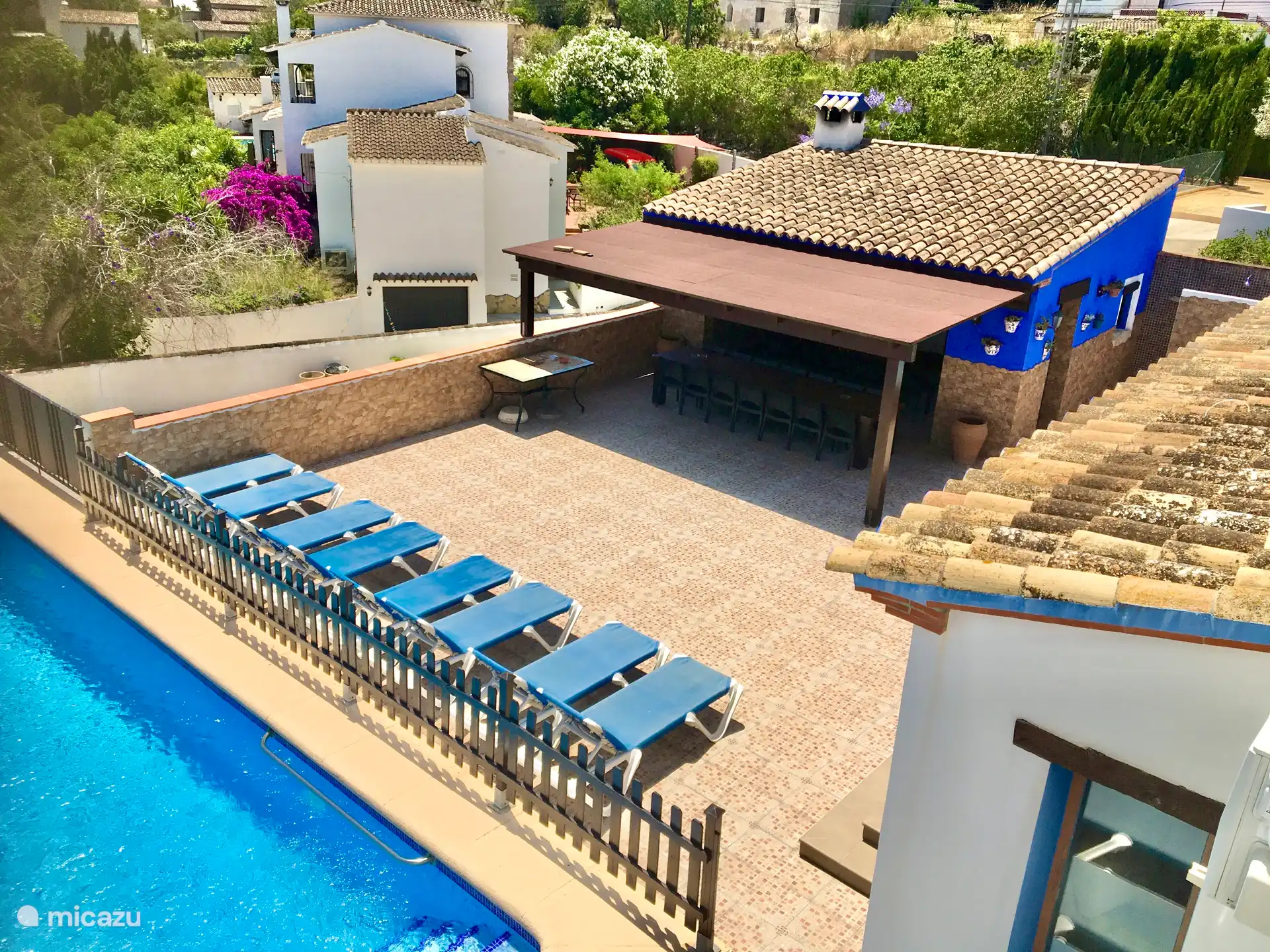 Große Terrasse mit Swimmingpool, Sonnenliegen, Essbereich, Außenküche usw.