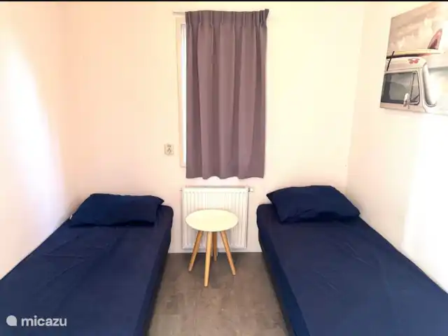 Lieu de repos au bord du lac  | Pays-Bas, Gueldre, Nunspeet - bungalow La première chambre. Lits simples confortables