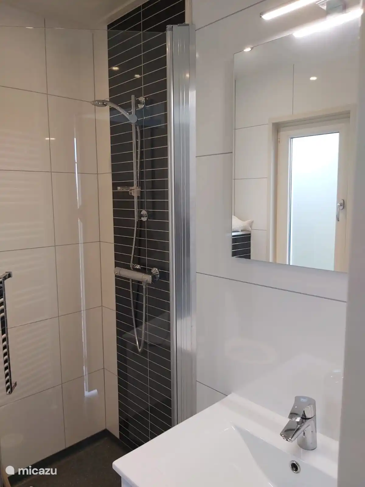 Die Duschkabine und der Spiegel aus einem anderen Blickwinkel