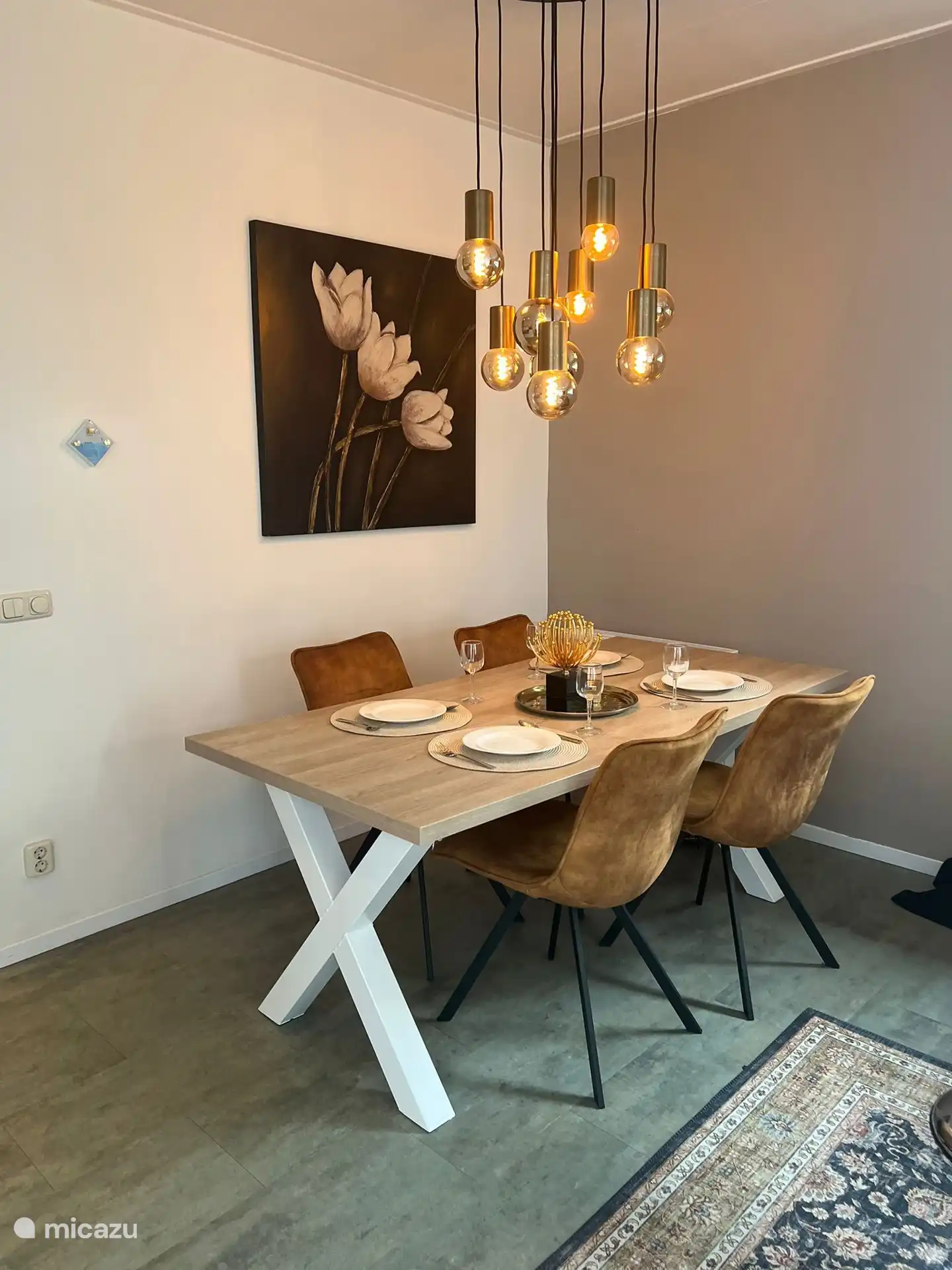 Schöner Esstisch für gemütliche Familienessen! 