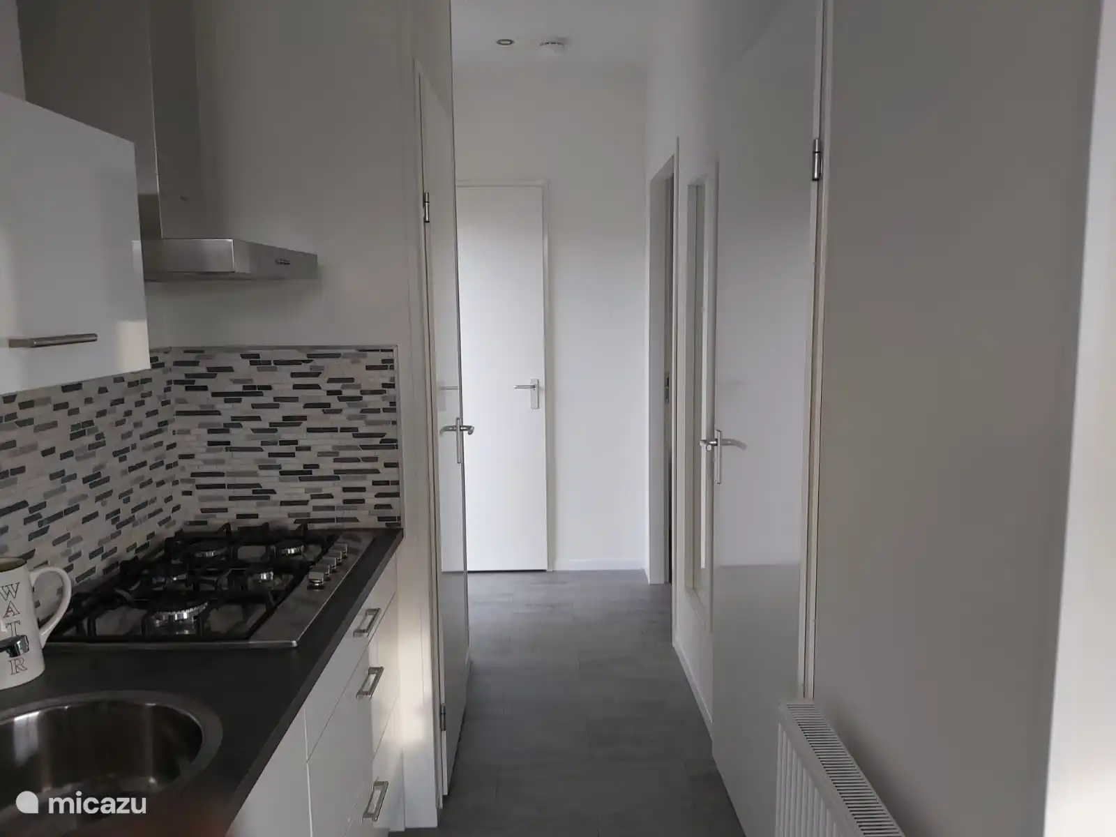 Küche mit Bier, erforderlich, Kühlschrank, Geschirrspüler, genügend Teller 