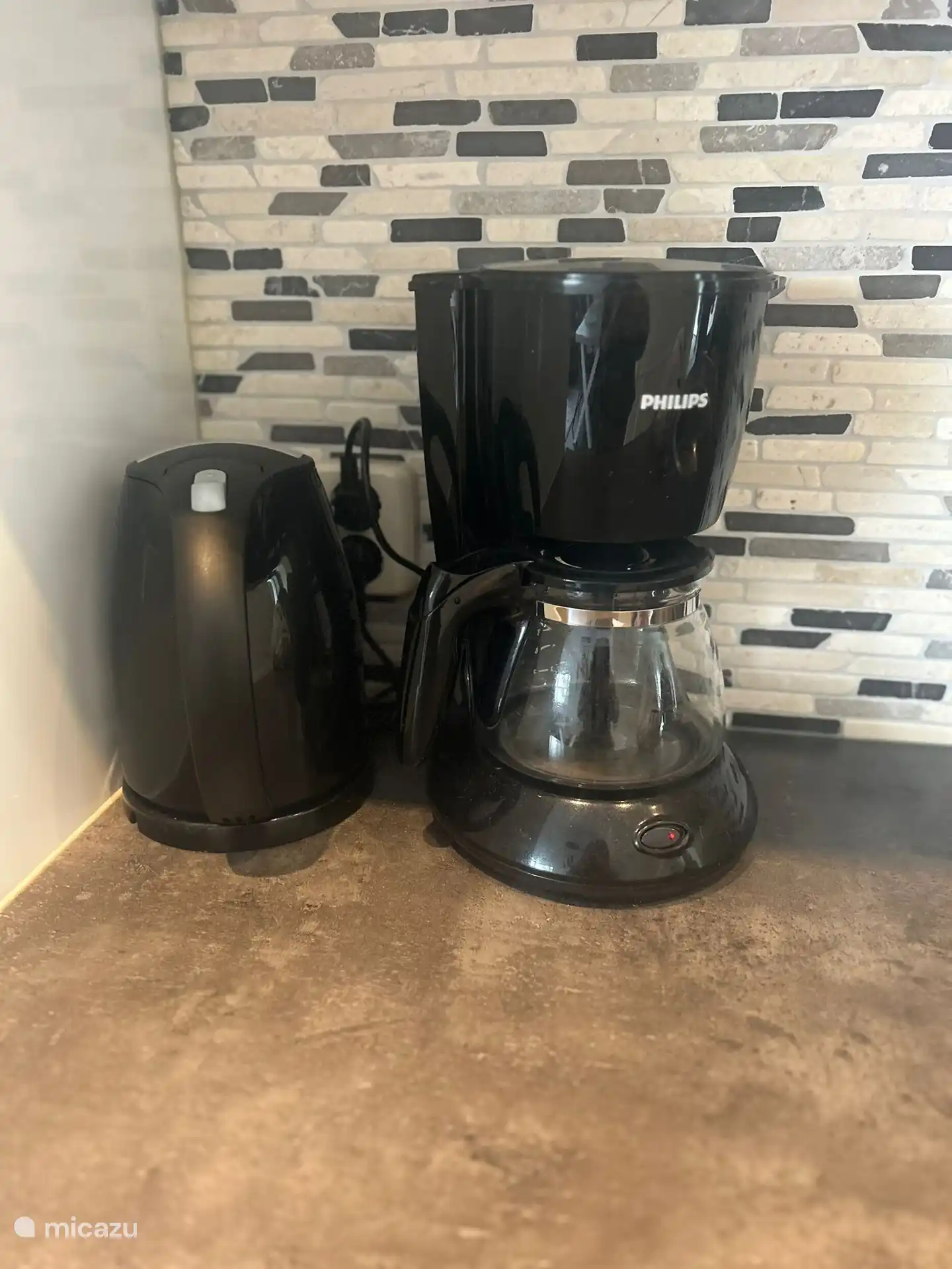 Nutzen Sie unsere Kaffeemaschine und unseren Wasserkocher. Beginnen Sie den Tag mit einer Tasse Tee oder Kaffee! 