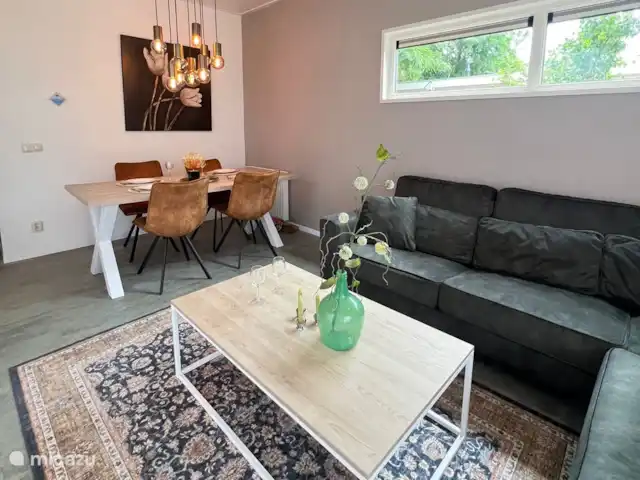 Lieu de repos au bord du lac  | Pays-Bas, Gueldre, Nunspeet - bungalow Voir le salon sous un angle différent