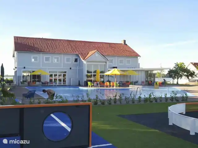 Lieu de repos au bord du lac  | Pays-Bas, Gueldre, Nunspeet - bungalow Jouez avec vos amis et votre famille sur l’aire de jeux ou à la piscine. Il y a aussi une piscine pour les enfants. Ensuite, dirigez-vous vers le restaurant pour vous rafraîchir.
