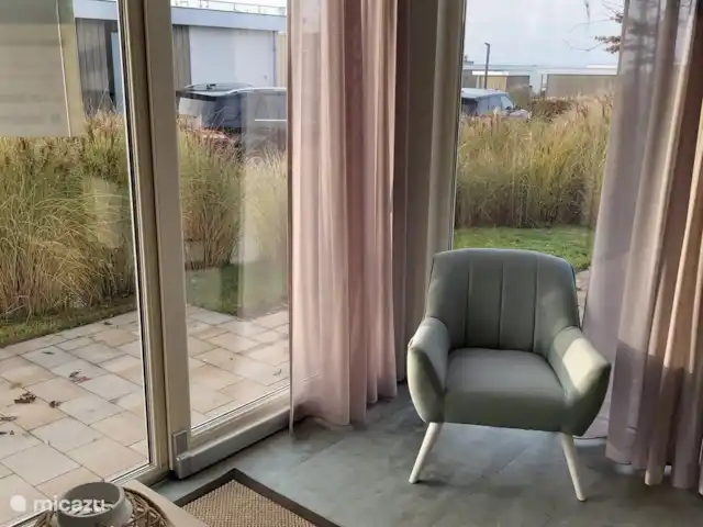 Lieu de repos au bord du lac  | Pays-Bas, Gueldre, Nunspeet - bungalow Un coin salon agréable pour regarder à l’extérieur