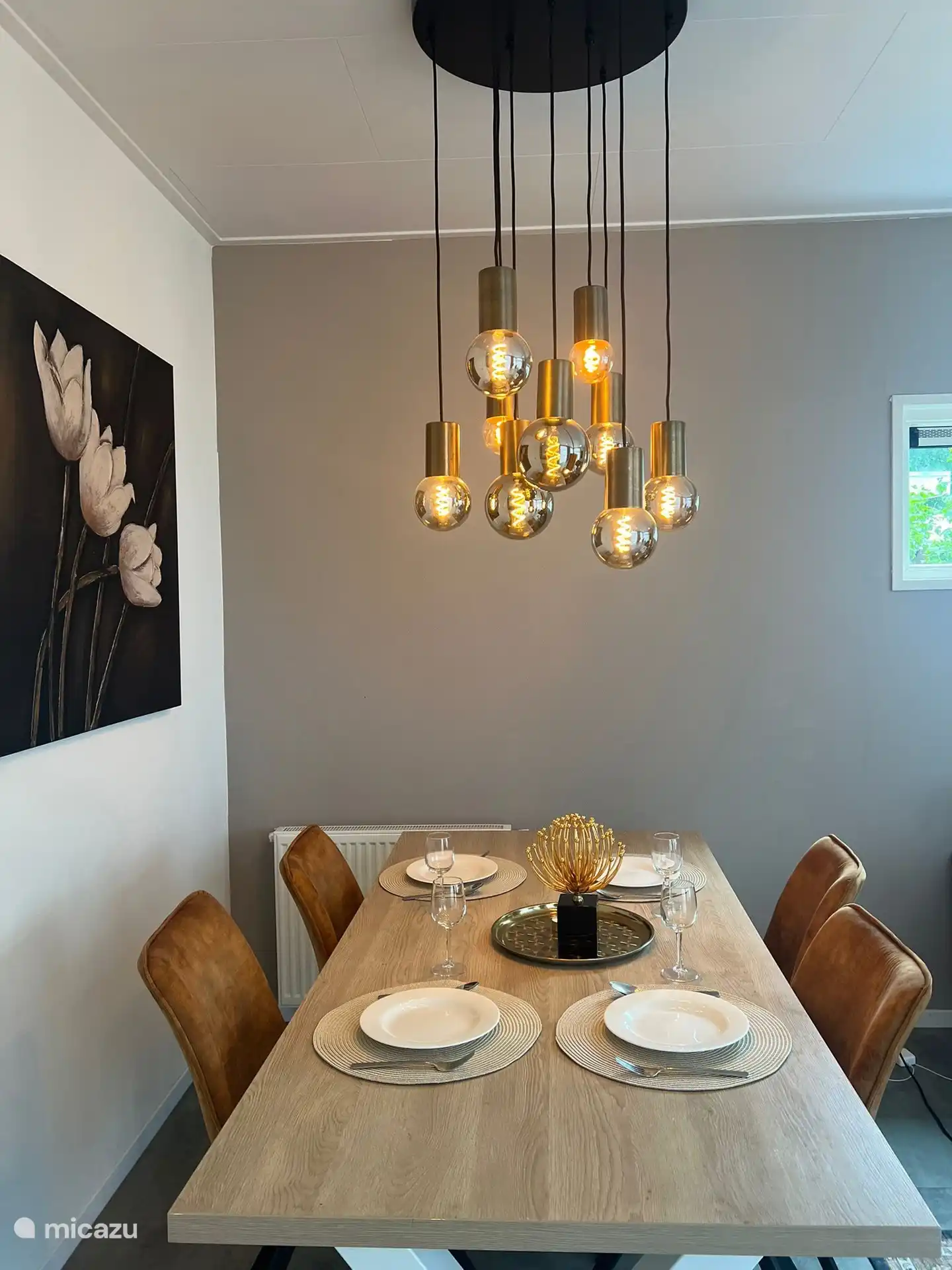 Genießen Sie ein Abendessen mit Ihrer Familie im schönen Essbereich 