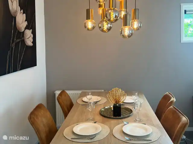 Lieu de repos au bord du lac  | Pays-Bas, Gueldre, Nunspeet - bungalow Profitez d’un dîner en famille dans la belle salle à manger