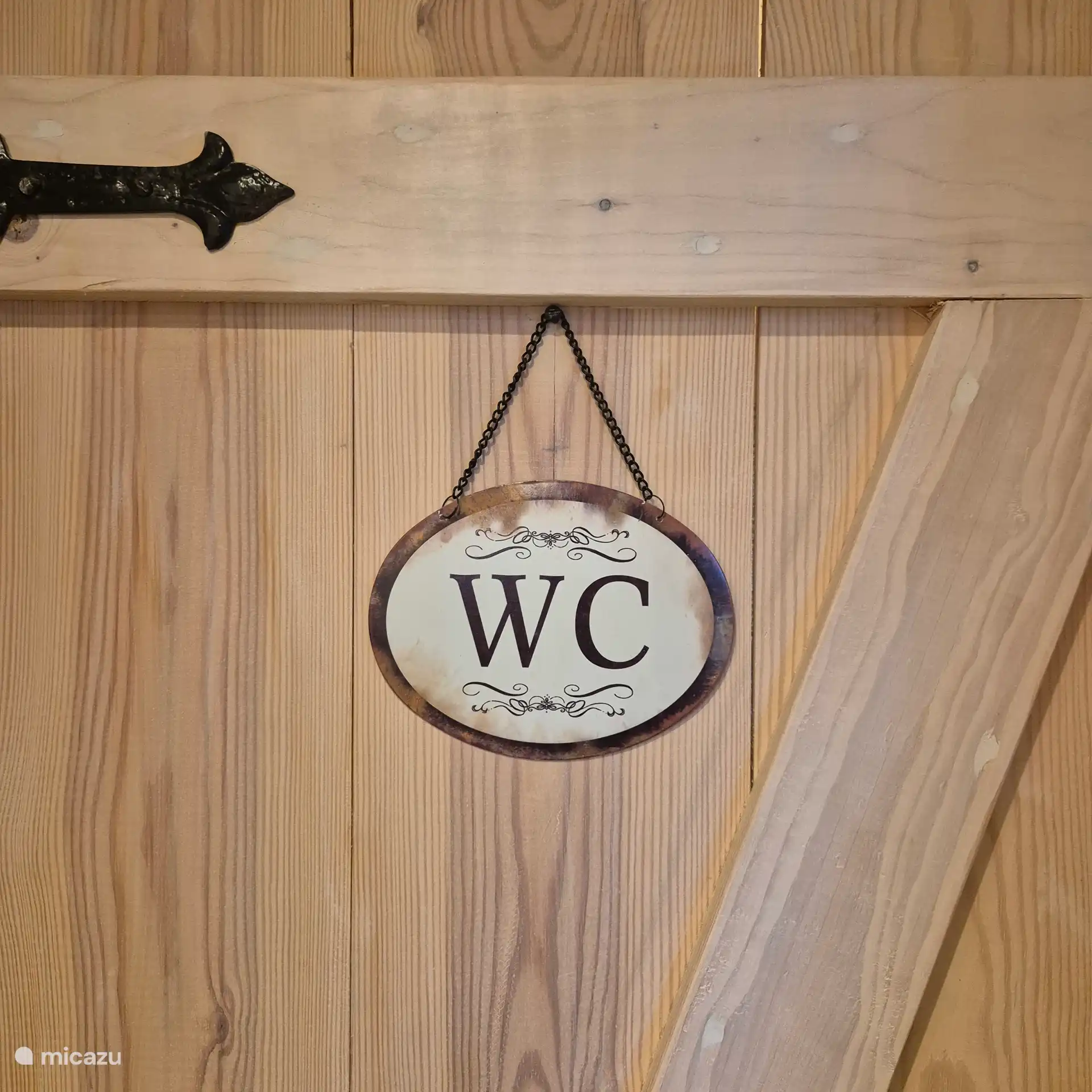 Das Ferienhaus verfügt über eine separate Toilette im Erdgeschoss.