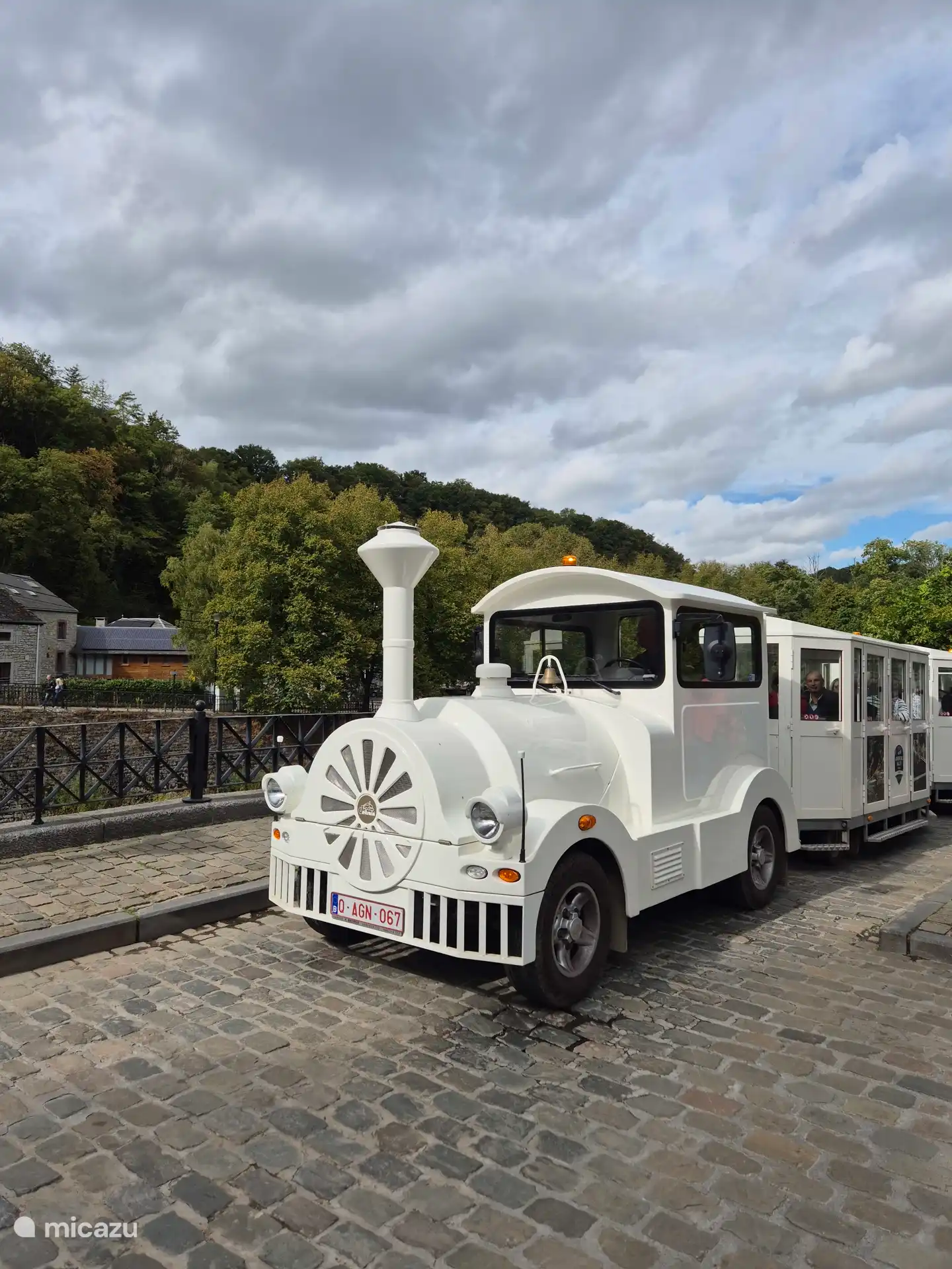 Dieser Zug bietet eine Tour durch Durbuy. Das Boarding befindet sich gegenüber dem Kiosk in der Mitte.
