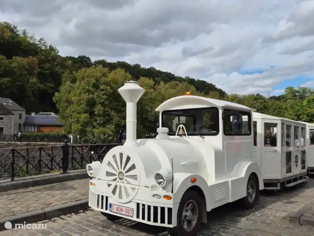 Location de Vacances Belgique, Ardennes, Durbuy, chalet - Tipi d’Amis Ce train fait un tour à travers Durbuy. L’embarquement se fait en face du kiosque au centre.